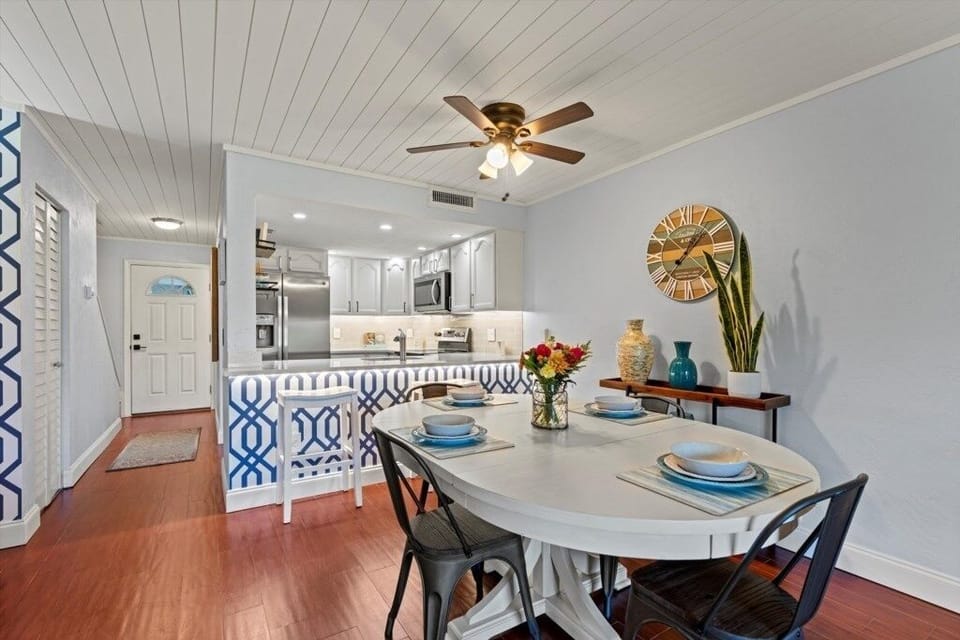 Condo, 2 Bedrooms | Dining