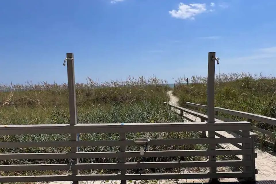 Showers to rinse off your sandy feet and sand toys