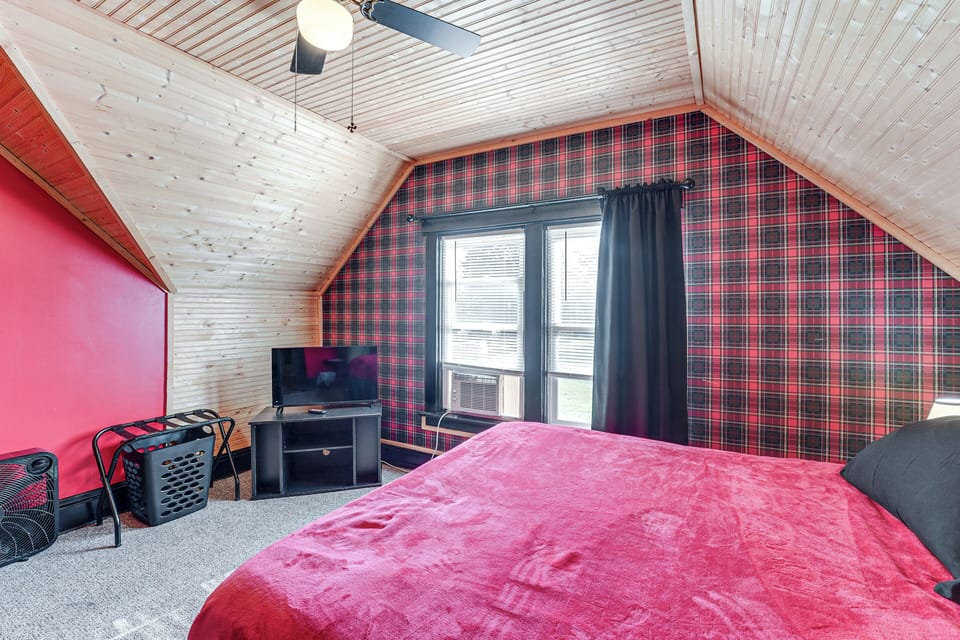 Cozy Hart Getaway w/ Fire Pit < 1 Mi to Lake! Cottage in Hart