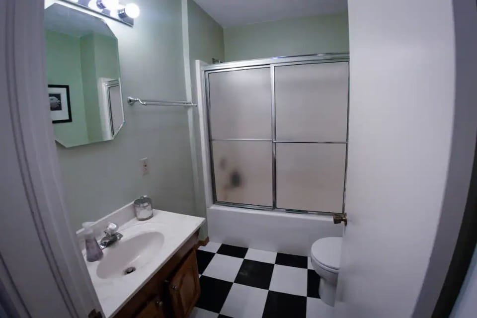 Main floor bathroom, shower/tub