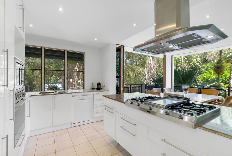 Full-size fridge, microwave, stovetop, dishwasher