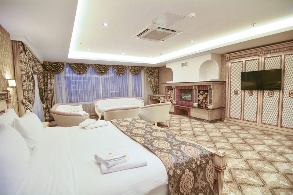 Executive Suite | Premium bedding, minibar, in-room safe, desk