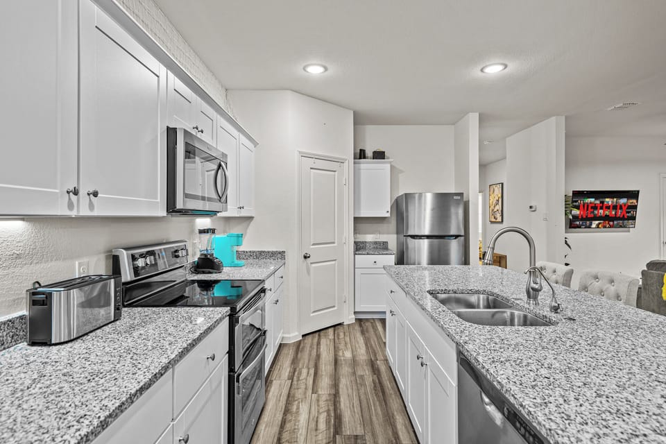 Modern kitchen offers stainless steel appliances, ample cabinetry and generous prep space for everyday cooking. A convenient feature for construction crews, families and insurance housing guests enjoying an extended furnished stay in Lavon.