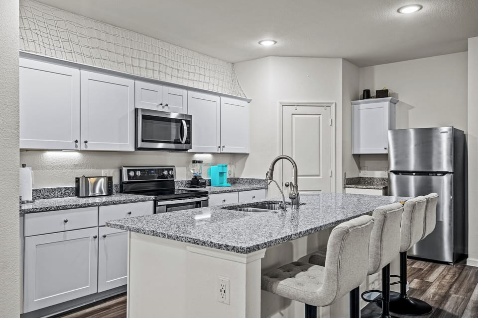 Fully equipped modern kitchen with granite island, stainless steel appliances and generous counter space. Ideal for construction crews, relocating families and insurance housing guests who prefer home-cooked meals during longer Lavon stays.