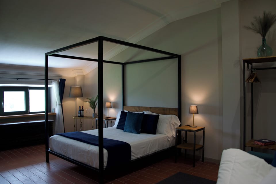 Deluxe Room | 1 bedroom, in-room safe, desk, iron/ironing board