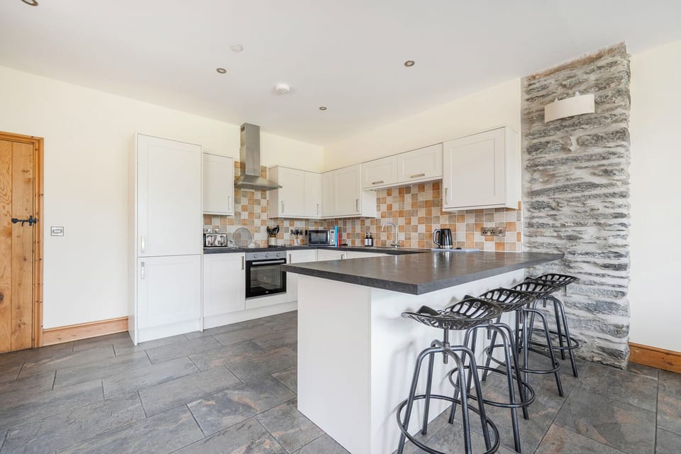 Cottage | Private kitchen | Fridge, dishwasher, electric kettle, cookware/dishes/utensils