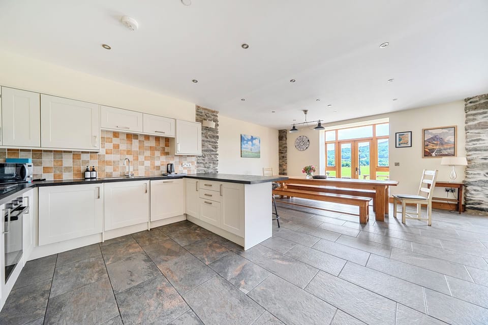 Cottage | Private kitchen | Fridge, dishwasher, electric kettle, cookware/dishes/utensils