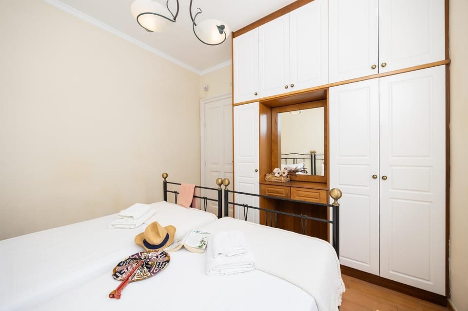Twin bedroom with A/C