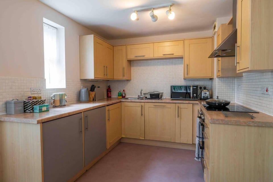 Apartment | Private kitchen | Fridge, microwave, oven, stovetop
