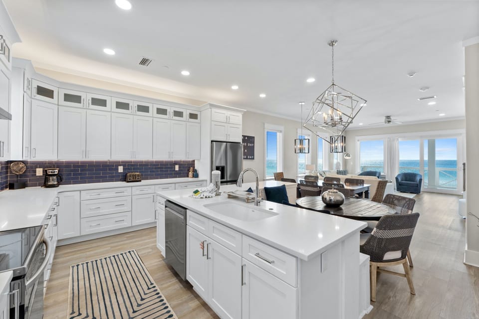Full-size fridge, microwave, oven, stovetop