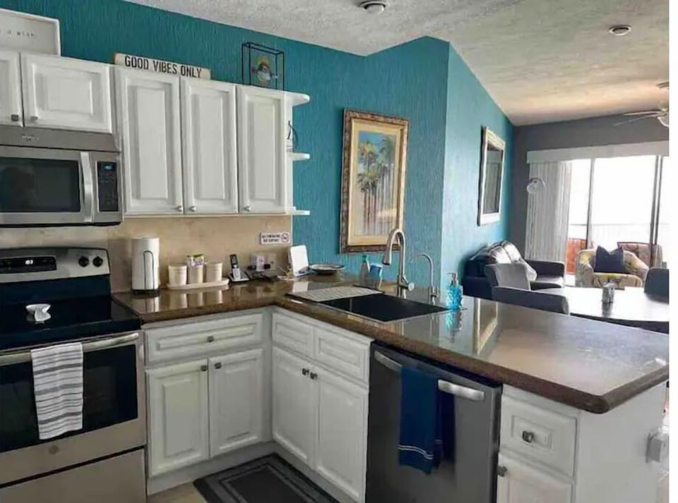 Full kitchen