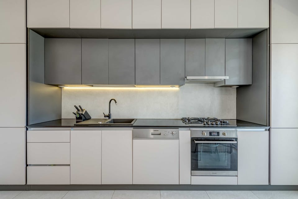 Apartment (Apartment1) | Private kitchen | Full-size fridge, microwave, oven, stovetop