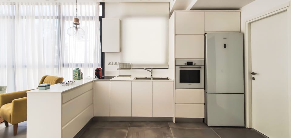 Apartment (2 Bedrooms) | Private kitchen | Oven, electric kettle, toaster, paper towels