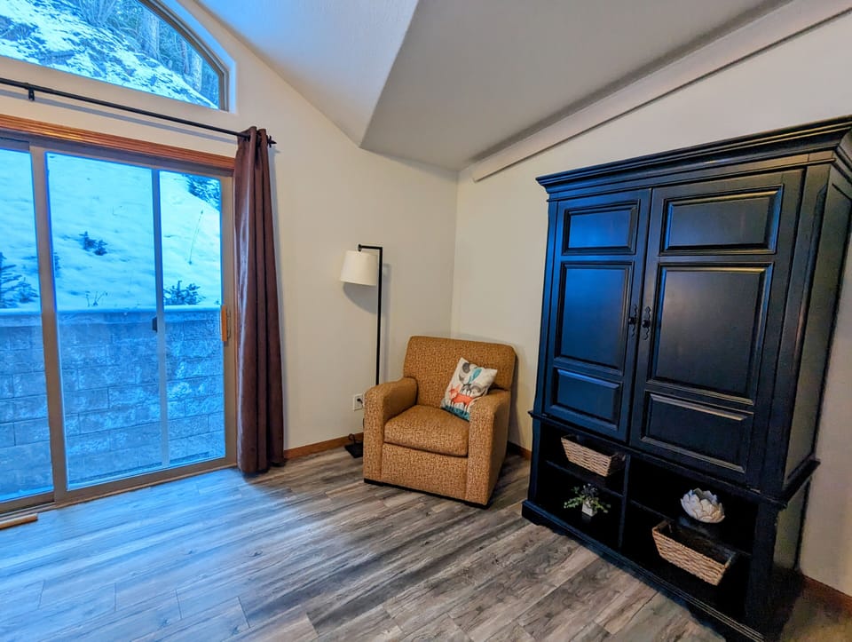 Reading nook in Master Bedroom Master w/ TV and en-suite bathroom