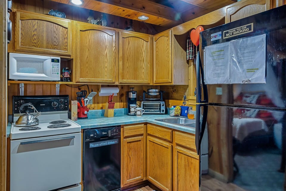 Beary Tale's cozy yet fully-equipped kitchen: craft meals or autumn treats.
