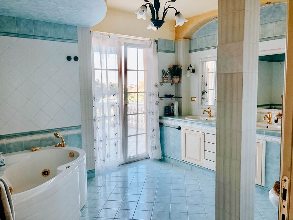 Deluxe Room | Bathroom | Hair dryer, bathrobes, bidet, towels