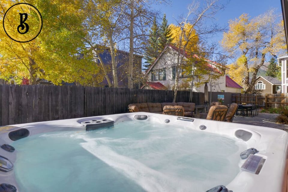 Outdoor Hot Tub / Jacuzzi
