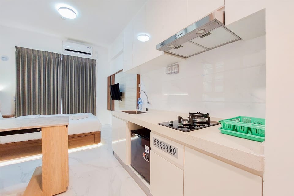 Full-size fridge, stovetop