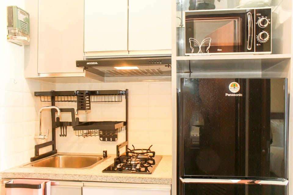 Studio | Private kitchen | Full-size fridge, stovetop