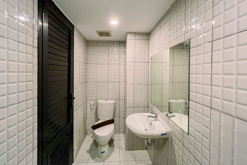 Studio | Bathroom | Shower, free toiletries, towels