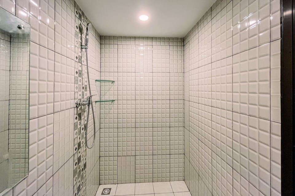 Studio | Bathroom | Shower, free toiletries, towels