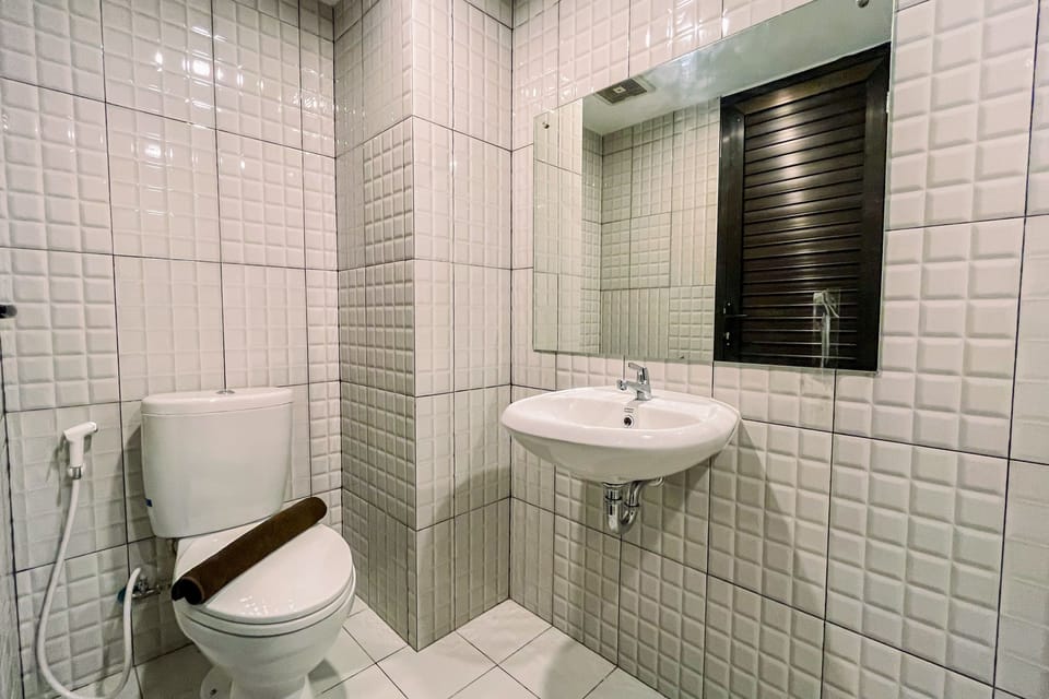Studio | Bathroom | Shower, free toiletries, towels