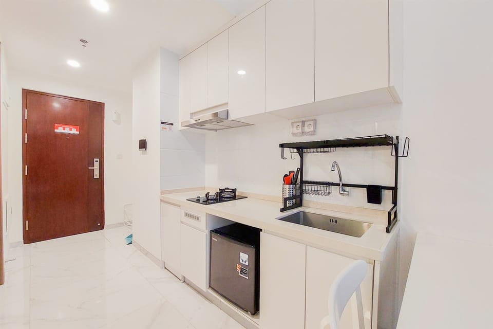 Apartment | Private kitchen | Full-size fridge, stovetop