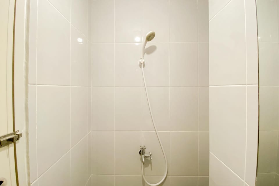 Studio | Bathroom | Shower, free toiletries, towels