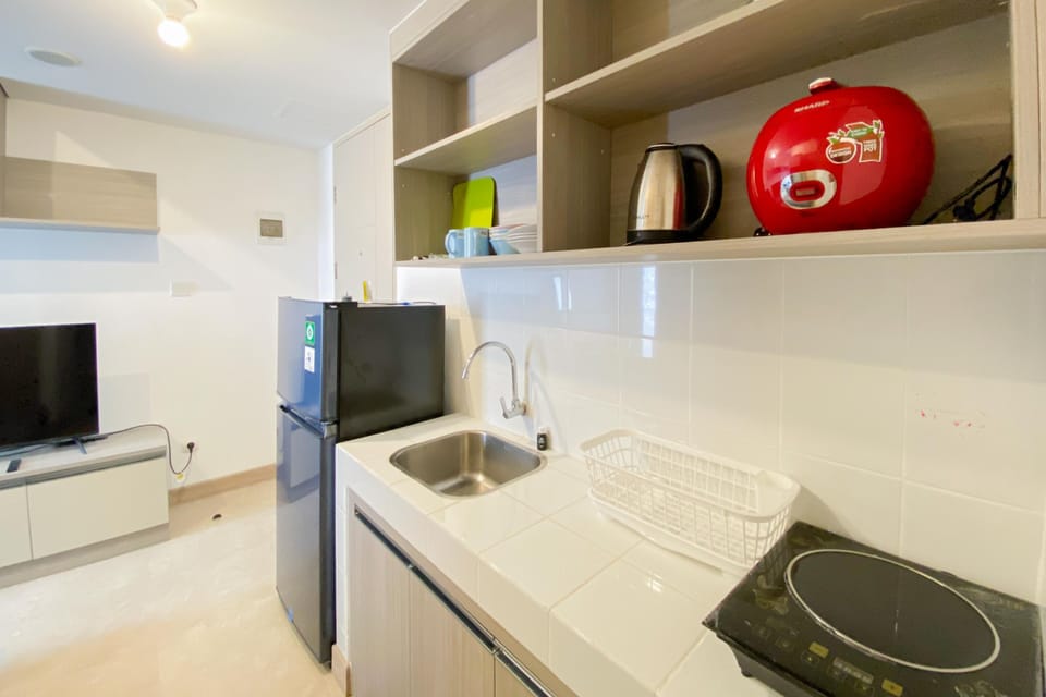 Apartment | Private kitchen | Full-size fridge, stovetop
