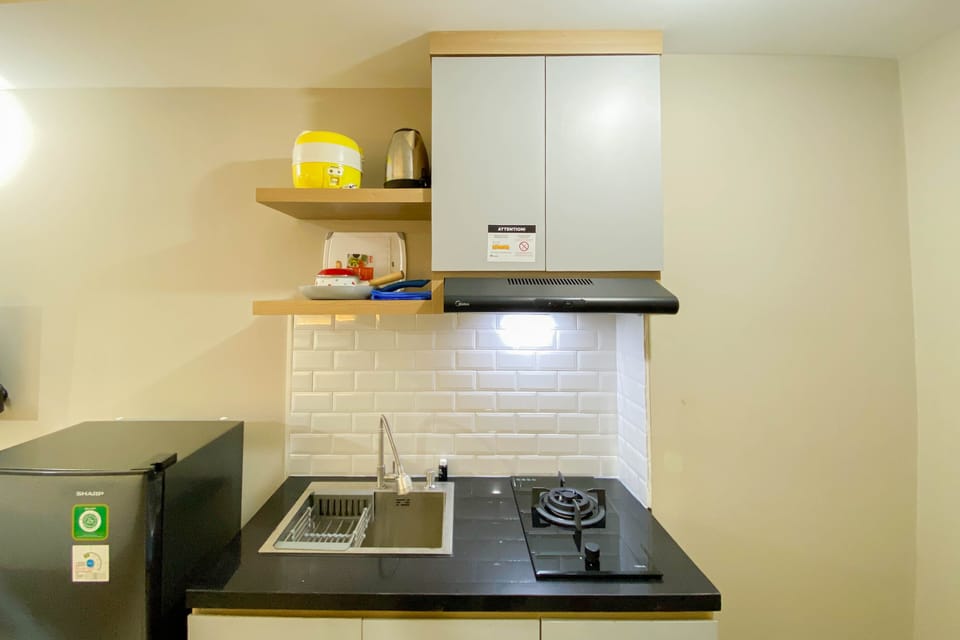 Studio | Private kitchen | Full-size fridge, stovetop