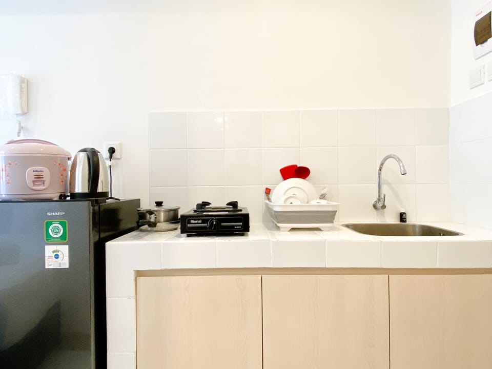 Studio | Private kitchen | Full-size fridge, stovetop