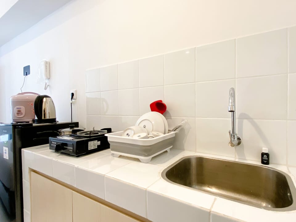 Studio | Private kitchen | Full-size fridge, stovetop