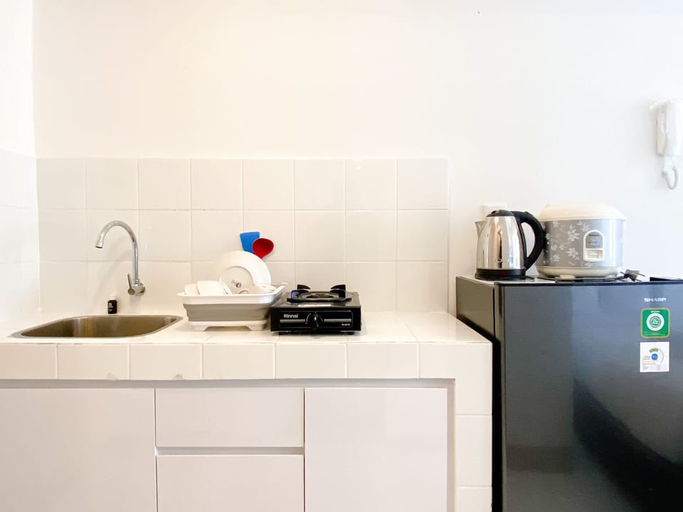 Studio | Private kitchen | Full-size fridge, stovetop