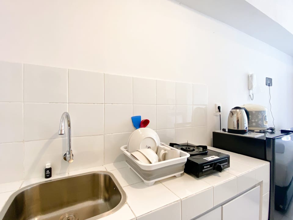 Studio | Private kitchen | Full-size fridge, stovetop