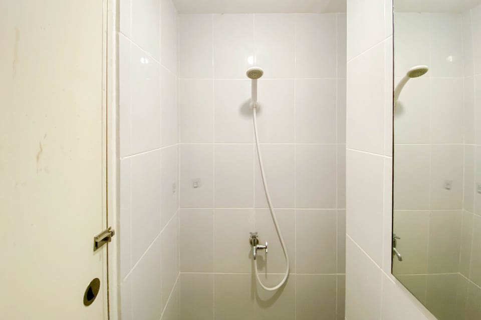 Studio | Bathroom | Shower, free toiletries, towels