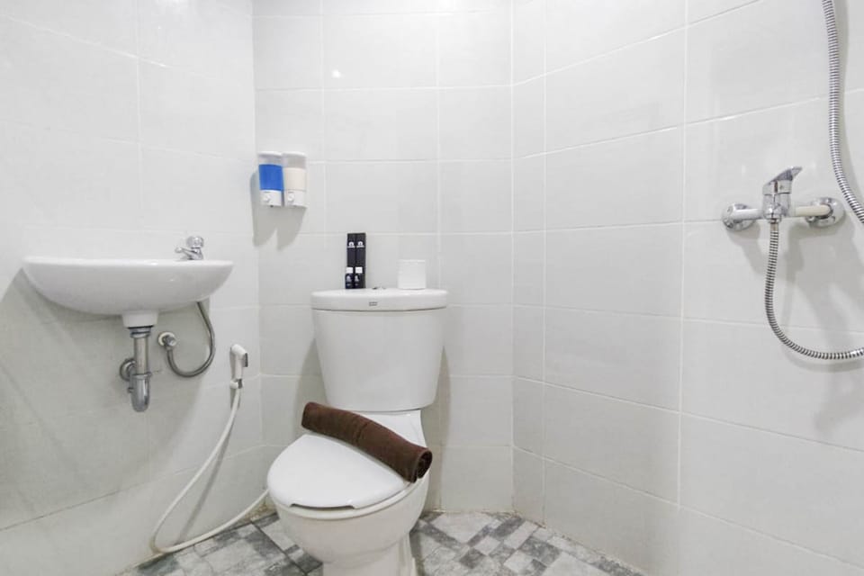 Studio | Bathroom | Shower, free toiletries, towels