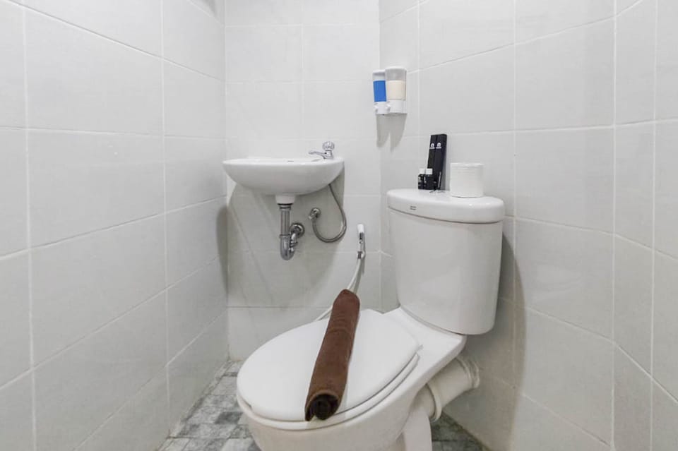 Studio | Bathroom | Shower, free toiletries, towels