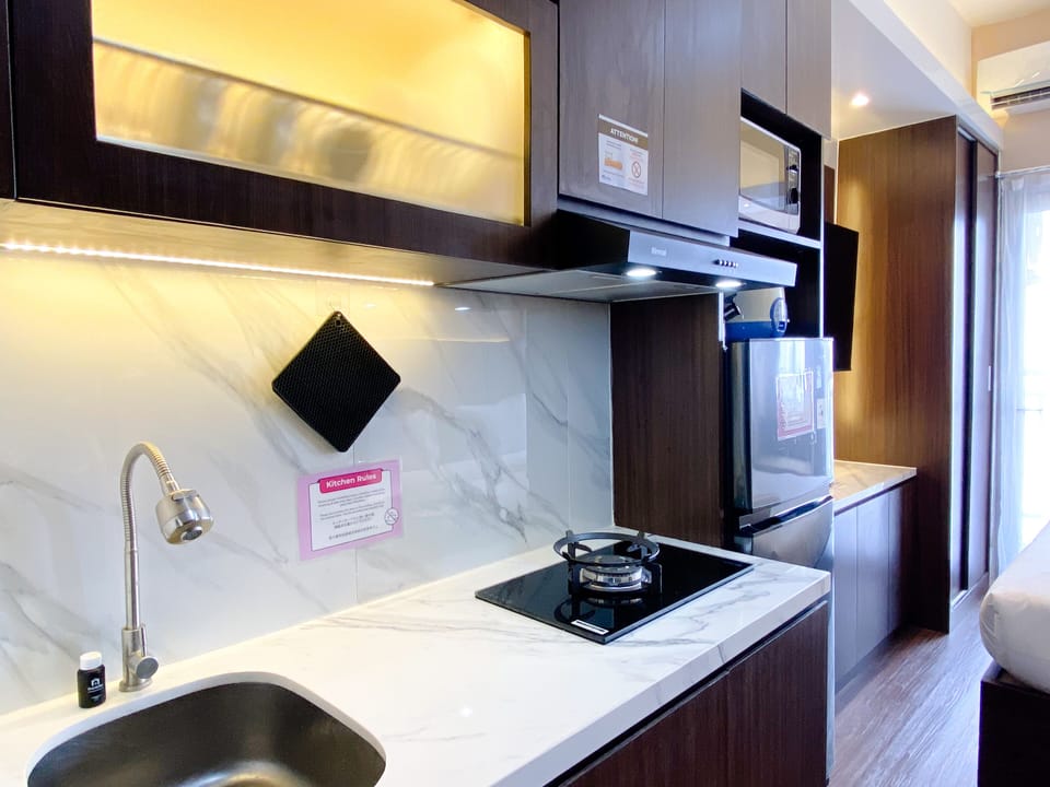 Studio | Private kitchen | Full-size fridge, stovetop