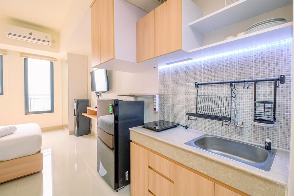 Studio | Private kitchen | Full-size fridge, stovetop