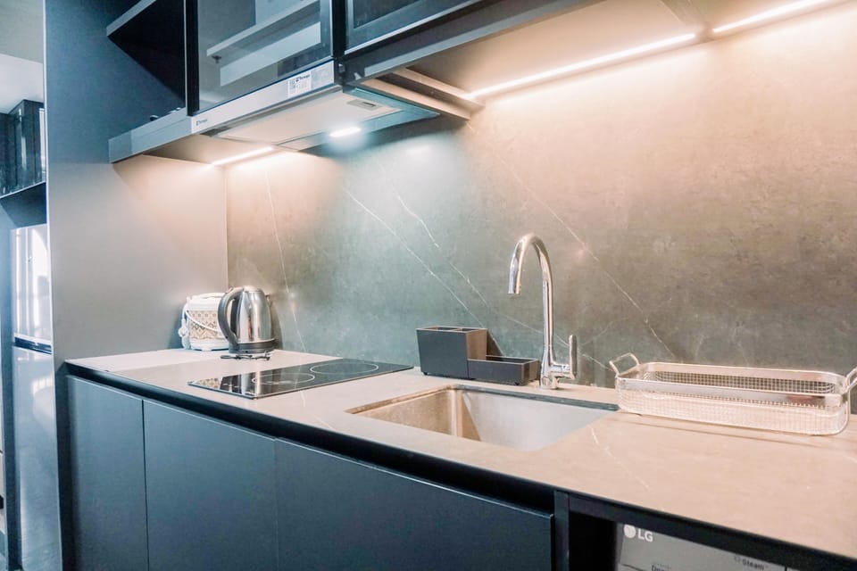 Studio | Private kitchen | Full-size fridge, stovetop