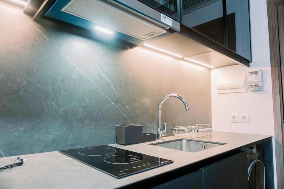Studio | Private kitchen | Full-size fridge, stovetop