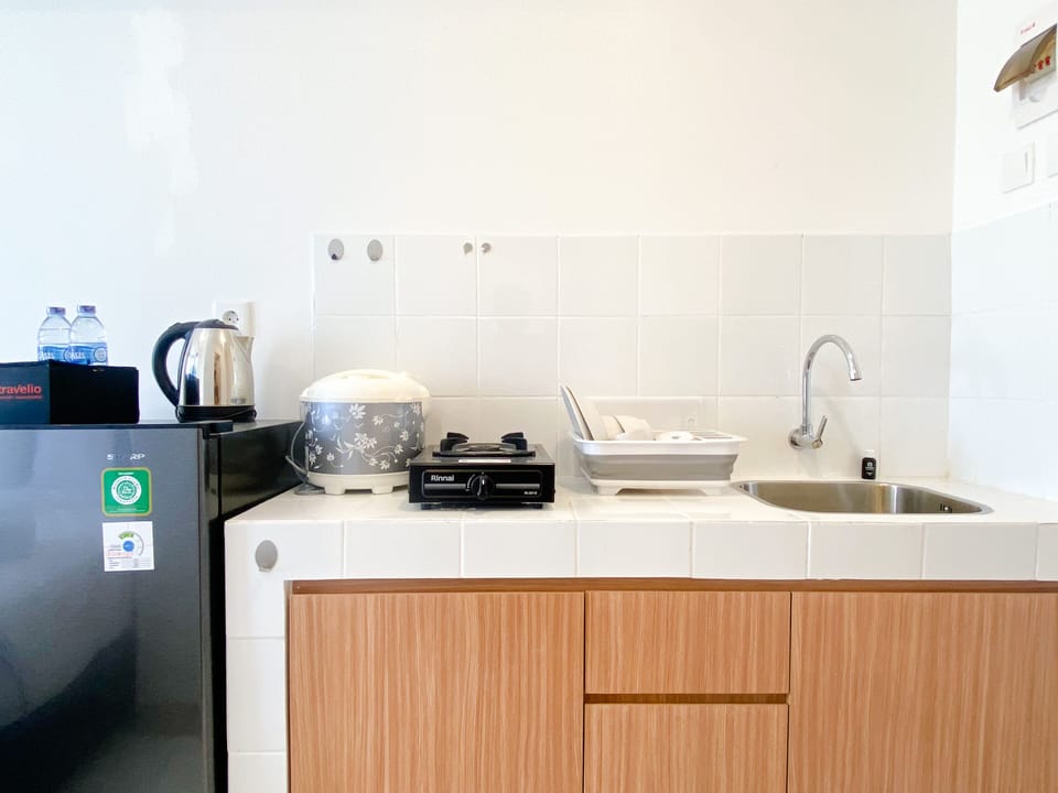 Studio | Private kitchen | Full-size fridge, stovetop