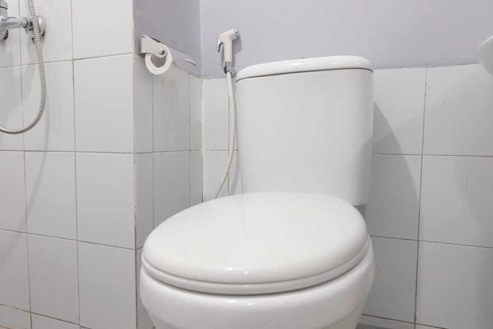 Studio | Bathroom | Shower, towels