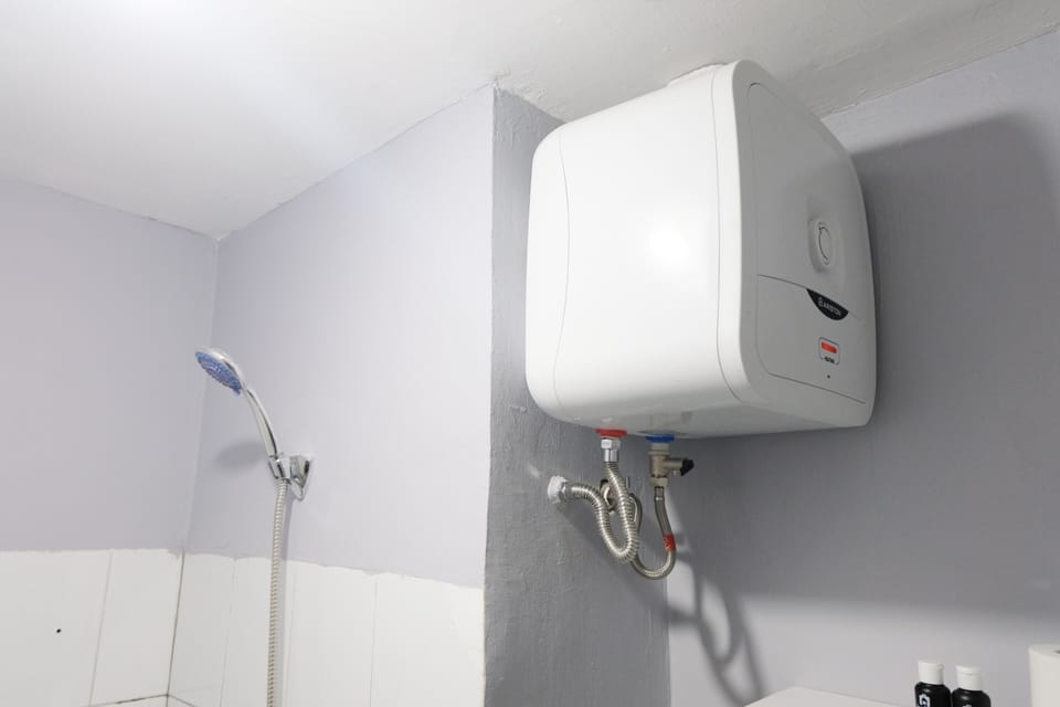 Studio | Bathroom | Shower, towels