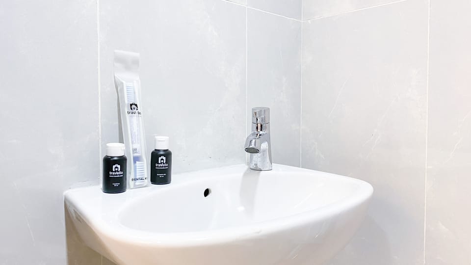 Studio | Bathroom | Shower, towels