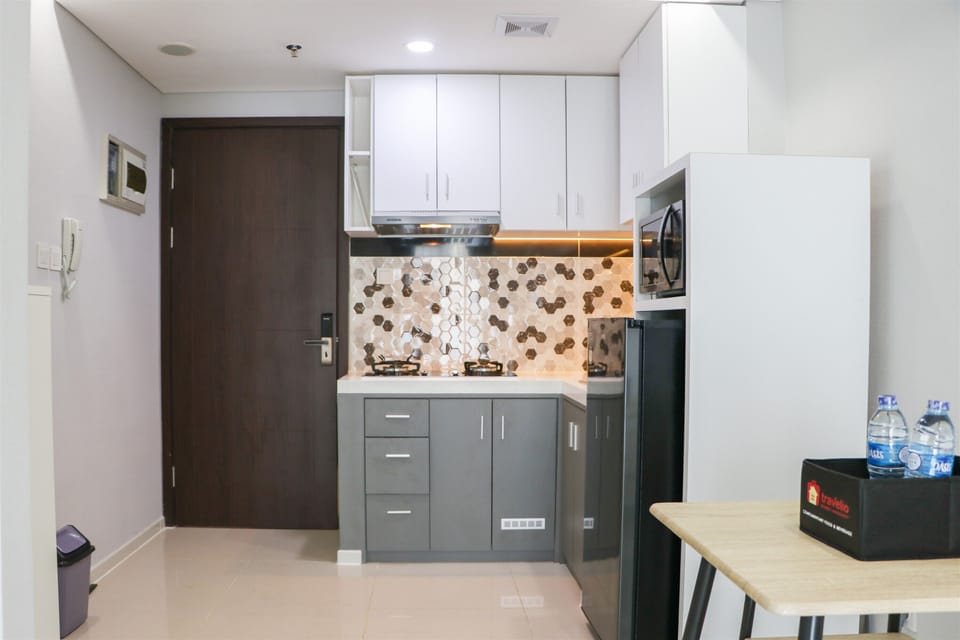 Studio | Private kitchen | Full-size fridge, stovetop