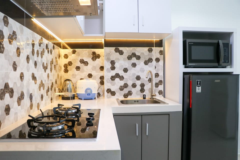 Studio | Private kitchen | Full-size fridge, stovetop