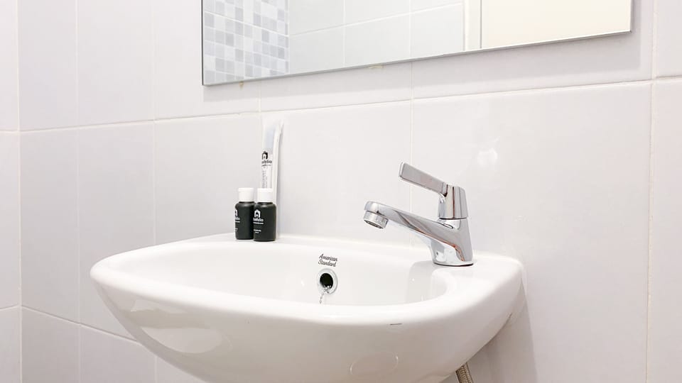 Studio | Bathroom | Shower, towels