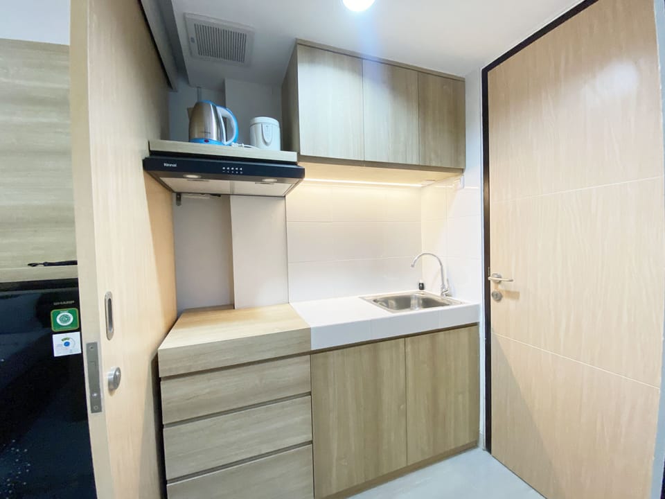 Studio | Private kitchen | Full-size fridge, stovetop