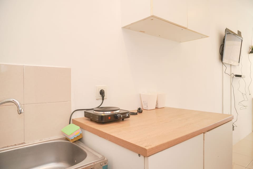 Studio | Private kitchen | Full-size fridge, stovetop, electric kettle